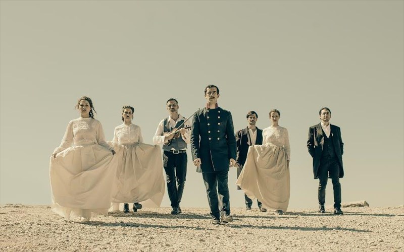 kerdiste-proskliseis-gia-tin-parastasi-enas-iroas-tou-kairou-mas-sti-skini-tou-104