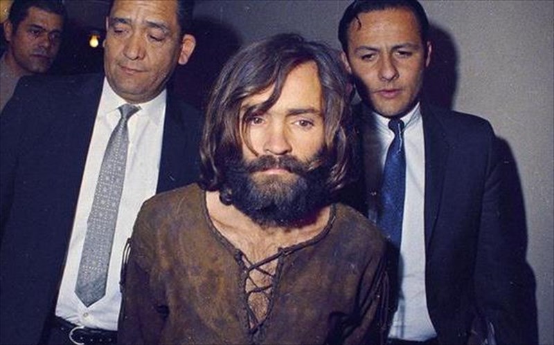 me-tragoudia-ton-beach-boys-kai-guns-n-roses-kideutike-o-charles-manson-charles-manson