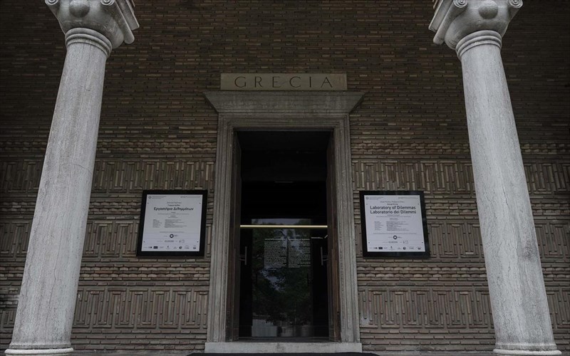 to-emst-fernei-tin-elliniki-summetoxi-apo-tin-mpienale-tis-benetias-stin-athina