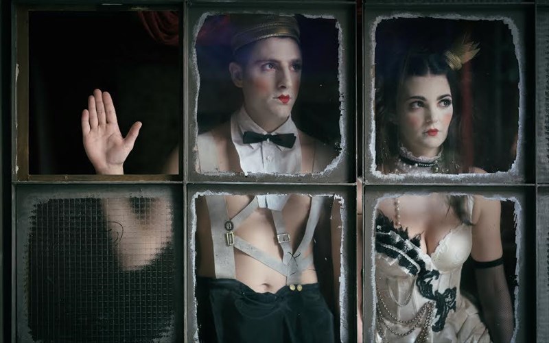 ela-na-paiksoume-sto-black-box-tou-epi-kolono