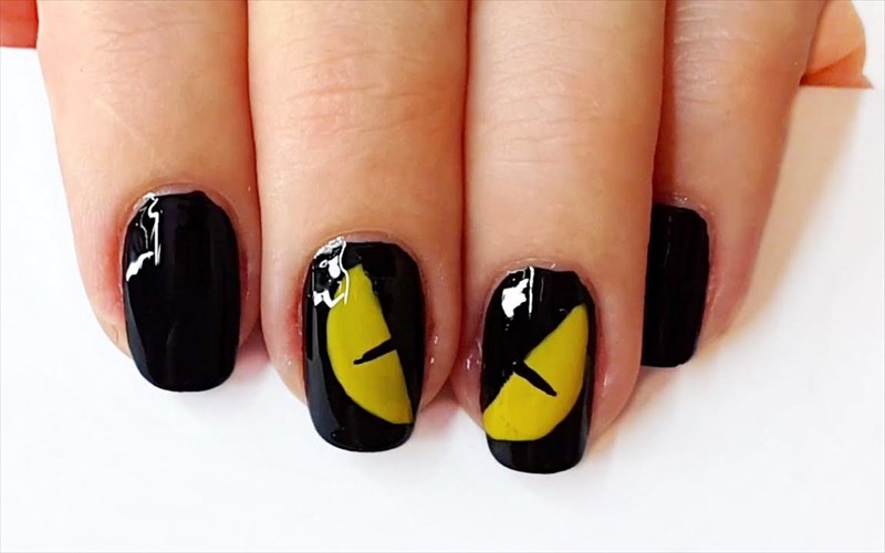 ta-matia-tis-gatas-empneoun-to-manikiour-mas