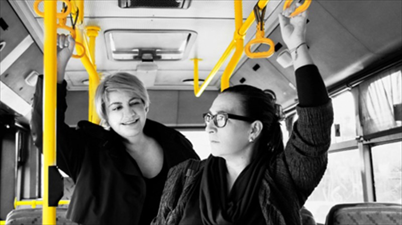 xeirolabes-apo-ti-lina-nikolakopoulou-sto-gkazi