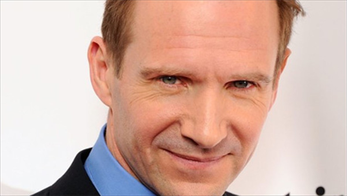 ralph-fiennes-apokaluptei-ton-mustiko-erota-tou-charles-dickens