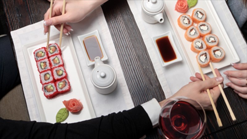 tairiazei-to-krasi-me-tin-asiatiki-kouzina-giati-oxi