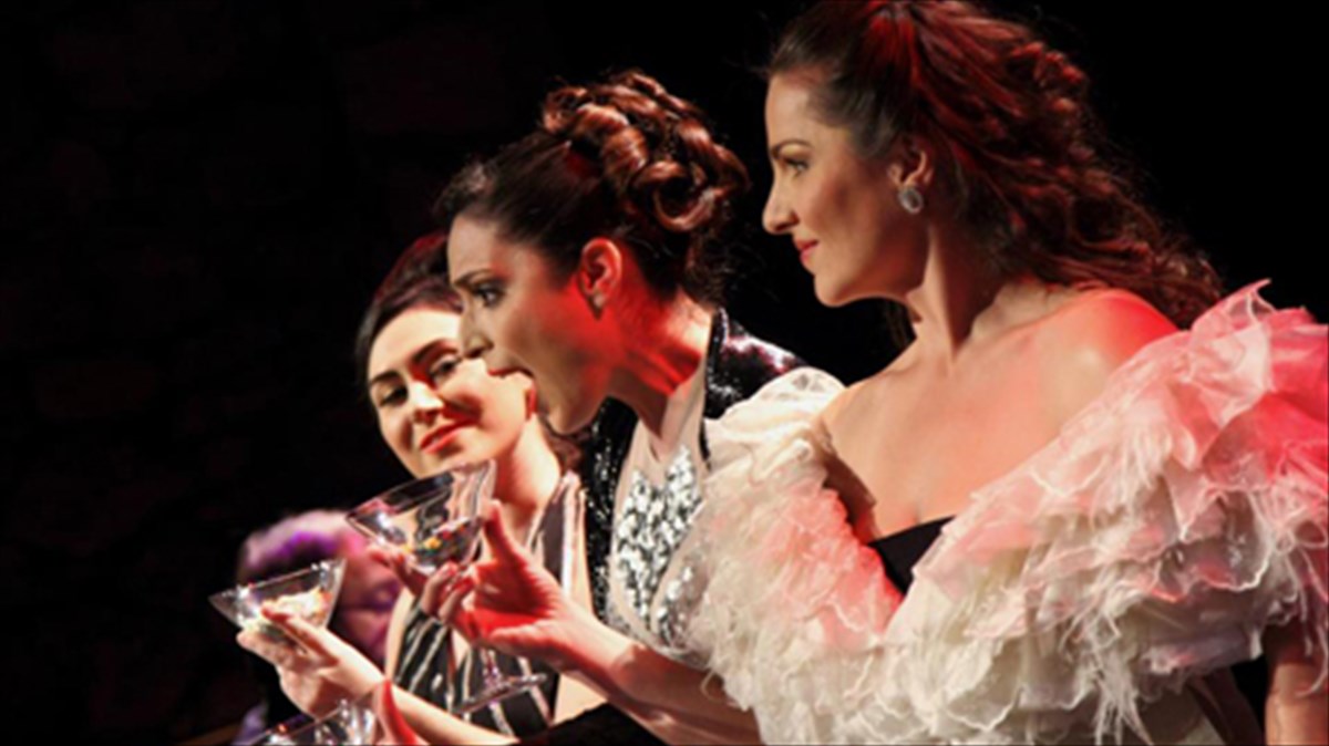 treis-soprano-kai-pali-sto-tsai-mou