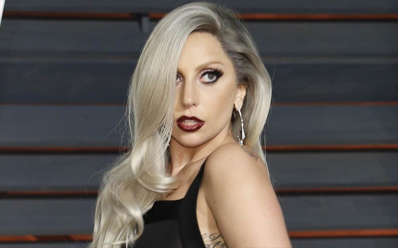 i-lady-gaga-diaskeuazei-to-your-song-tou-elton-John-gia-ena-tribute-almpoum