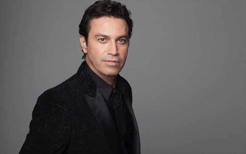 o-marios-tragouda-miki-theodoraki-eikosi-xronia-meta