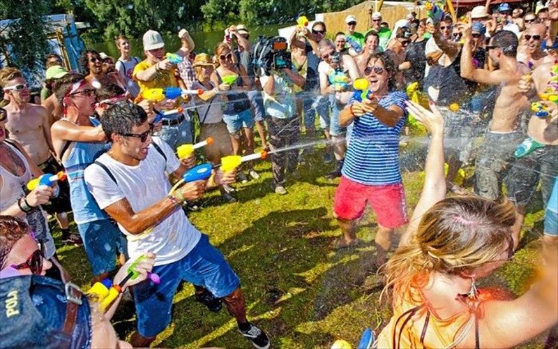 sto-waterboom-festival-tis-texnopolis-oli-i-poli-paizei-mpougelo-poli-paizei-mpougelo