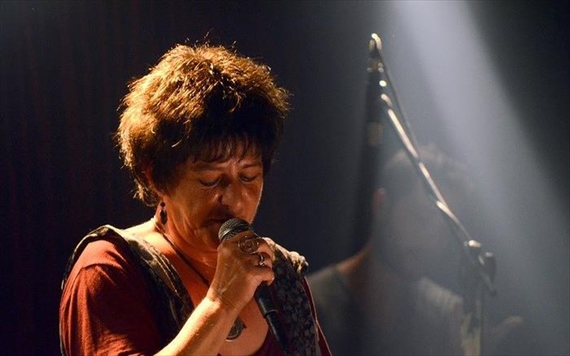 i-foteini-belesiotou-mas-dinei-deigma-tis-neas-tis-douleias