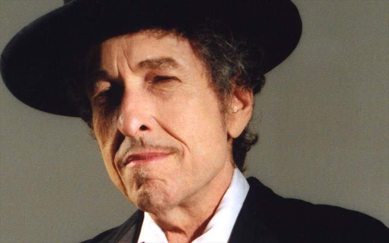 akouste-ti-summetoxi-tou-bob-dylan-se-sullogi-gia-gamous-omofulon-zeugarion