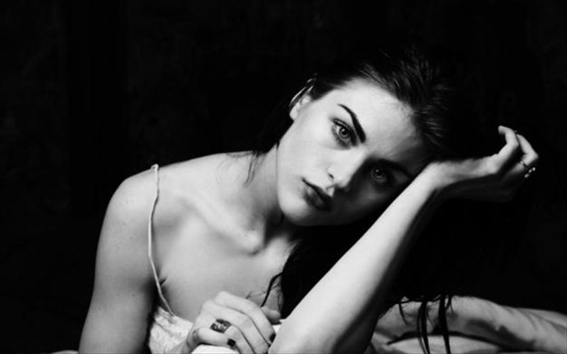 h-frances-bean-cobain-apokaluptei-ta-sxedia-tis-gia-ti-mousiki