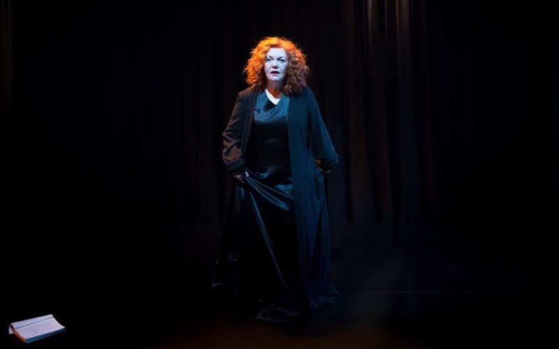 i-faidra-sunexizei-gia-ligo-akomi-sto-theatro-simeio