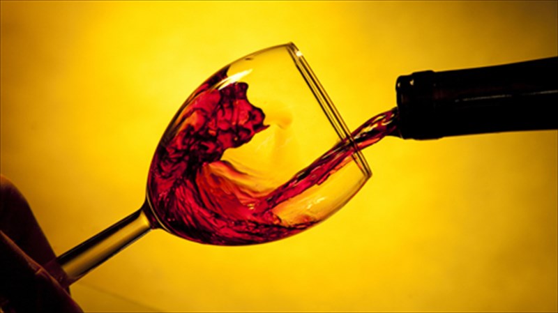 geustiki-ptisi-sta-aromata-tis-maurodafnis