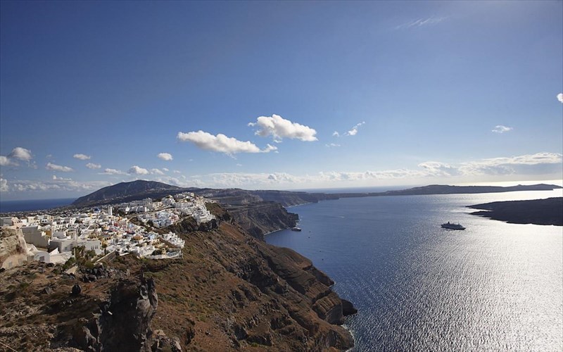 to-hotel-design-workshop-oloklirothike-me-fonto-ti-santorini