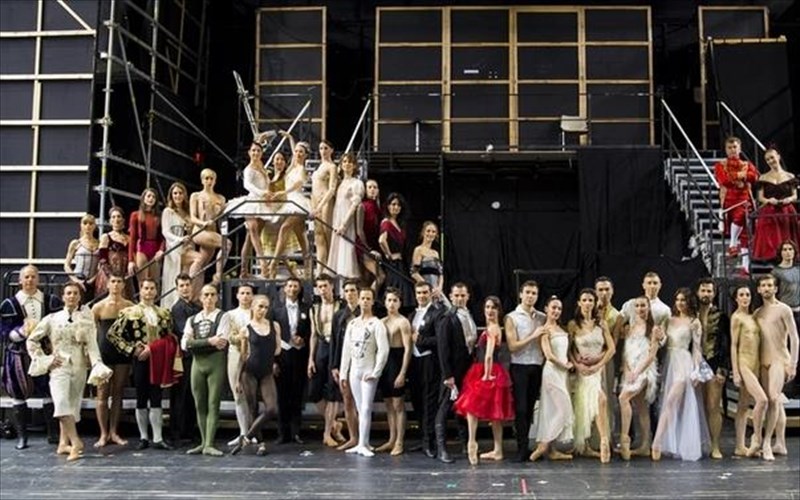 ti-tha-doume-stin-ethniki-luriki-skini-tou-xronou