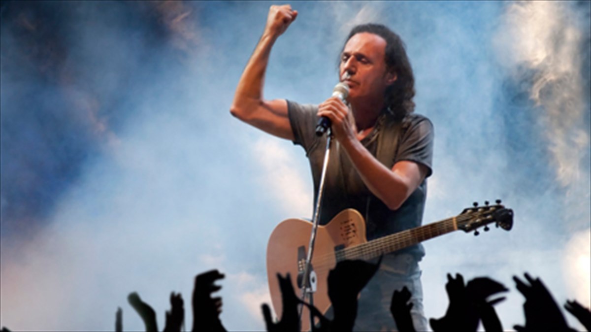 o-basilis-papakonstantinou-pio-thumomenos-apo-pote-sto-passport