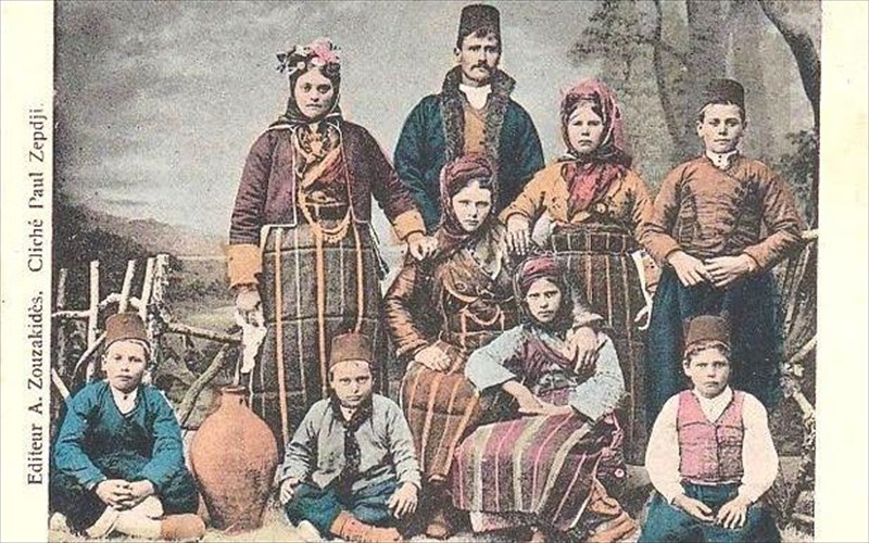 sunebi-stin-ellada-oi-alloi-ellines-sto-ethniko-theatro