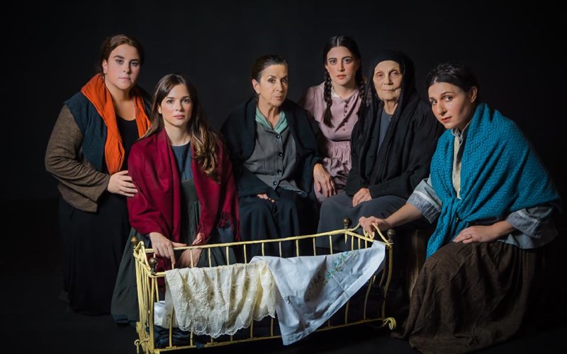 oi-gunaikes-tou-papadiamanti-sunexizoun-kai-tou-xronou-sto-xora