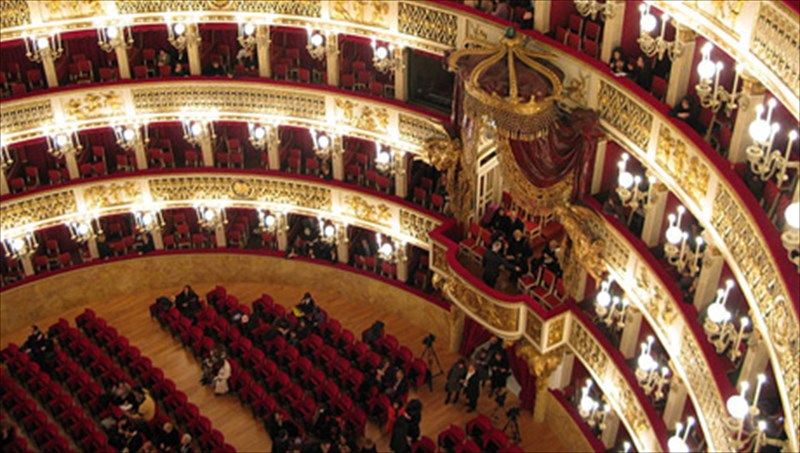 ta-pio-diasima-theatra-operas-ston-kosmo