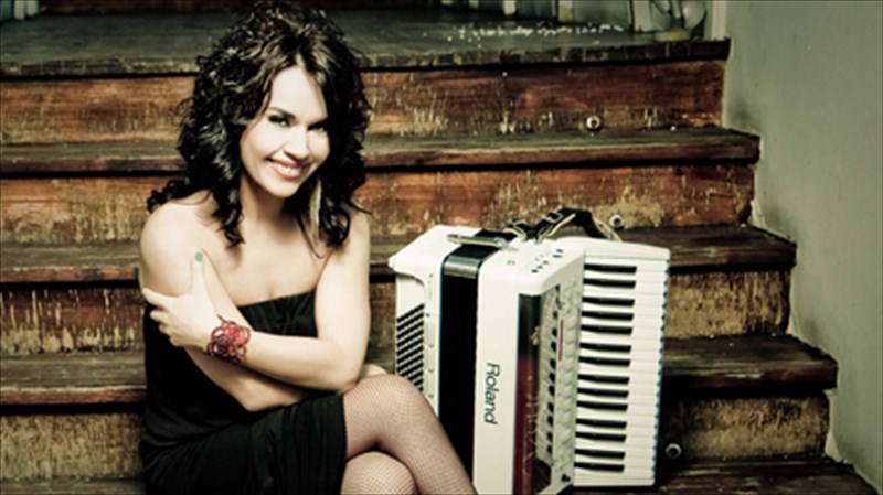 latiniki-ameriki-europi-balkania-kai-ellada-se-mia-mousiki-parastasi