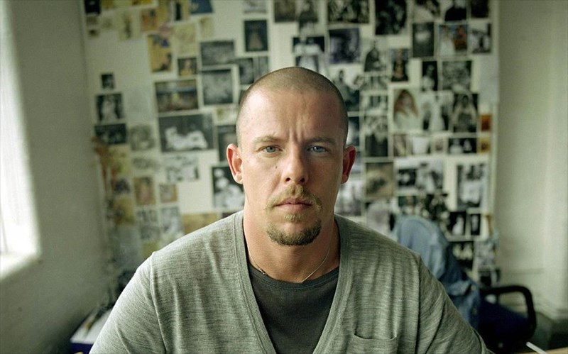 kukloforise-to-proto-treiler-tou-ntokimanter-gia-ton-alexander-mcqueen