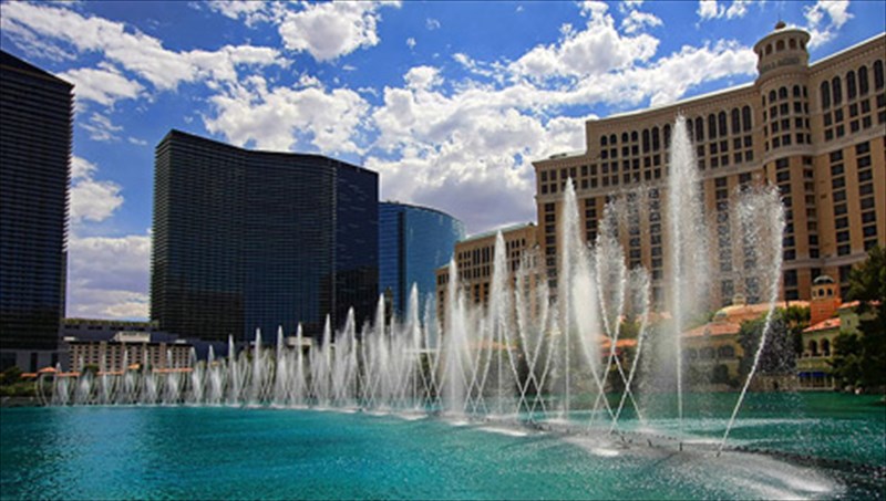 ta-pio-entuposiaka-sintribania-ston-kosmo