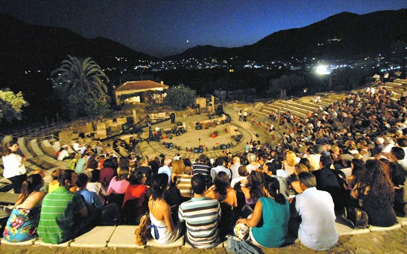 to-theatro-tis-arxaias-epidaurou-upodexetai-gia-proti-fora-ton-kinimatografo