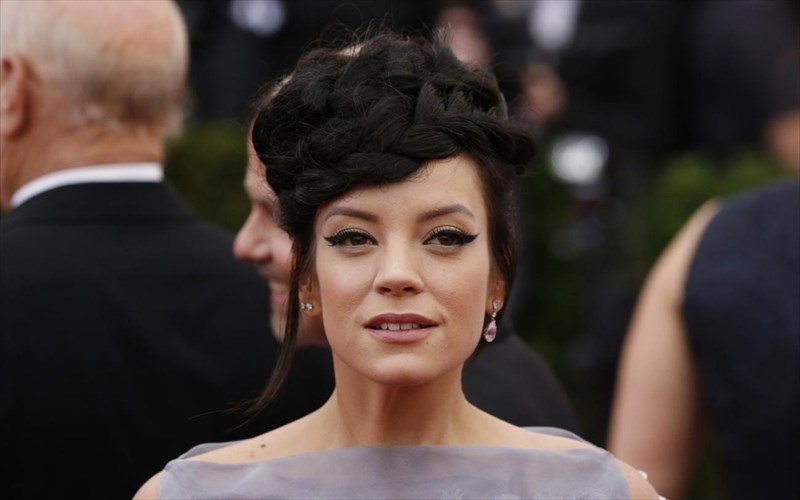i-lily-allen-apanta-stis-pikantikes-fimes-gia-ton-liam-gallagher