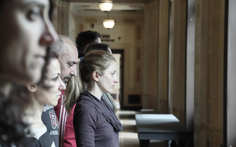 ta-dilimmata-pou-diaxorizoun-kai-fanatizoun-tous-neoellines-epi-skinis