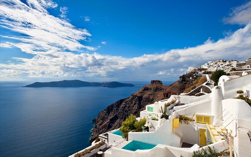 to-dreams-luxury-suites-tis-santorinis-diagrafei-entuposiaki-poreia