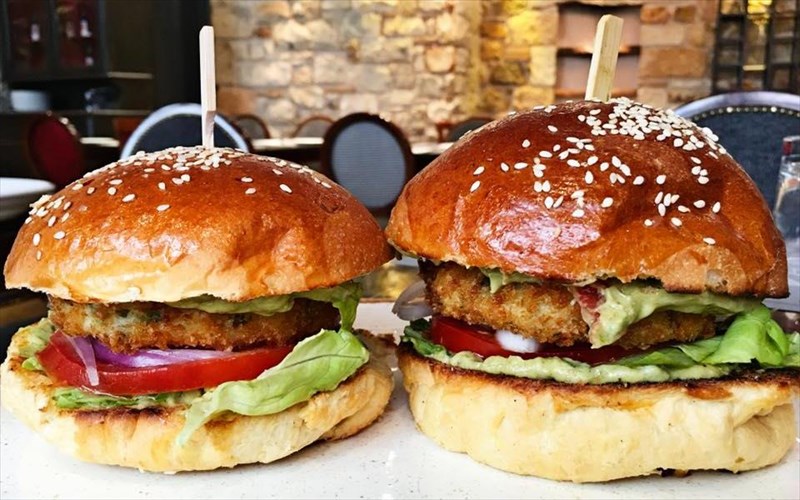 o-diogenis-tis-plakas-dimiourgei-ena-idiaitero-brunch