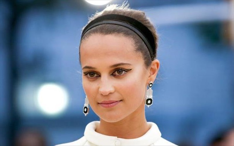 h-lara-croft-forouse-nikos-koulis