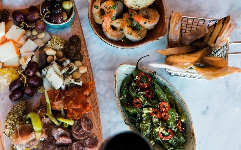 i-costa-navarino-kanei-nees-kalokairines-gastronomikes-protaseis