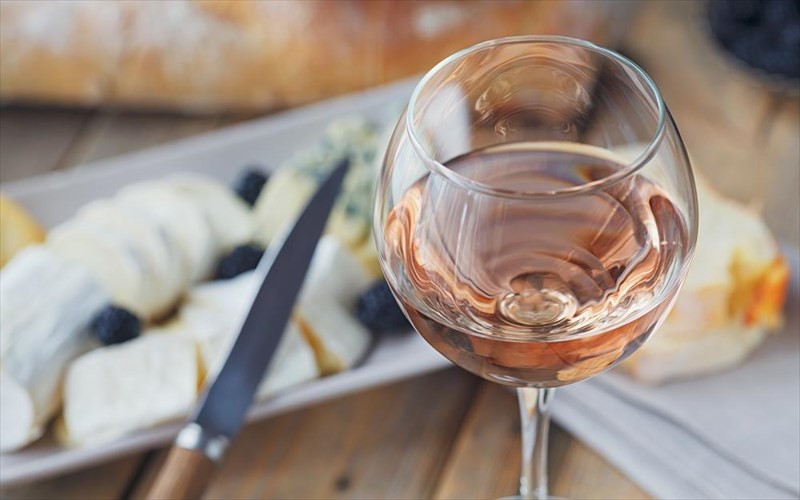 pos-serbiretai-to-roze-krasi