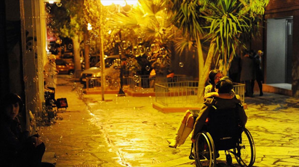 o-kosmos-teleionei-sto-cinemascope-alla-oi-parastaseis-sunexizontai