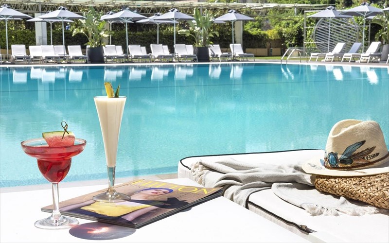 neo-look-kai-gastronomikes-protaseis-gia-tin-pisina-tou-hilton