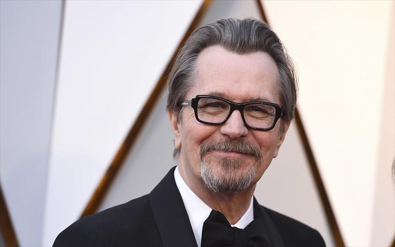 epistrofi-sti-skinothesia-gia-ton-gary-oldman