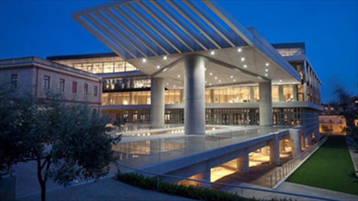 xristougenna-sto-mouseio-tis-akropolis
