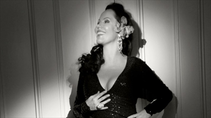 i-basilissa-tou-swing-bazei-fotia-sto-half-note