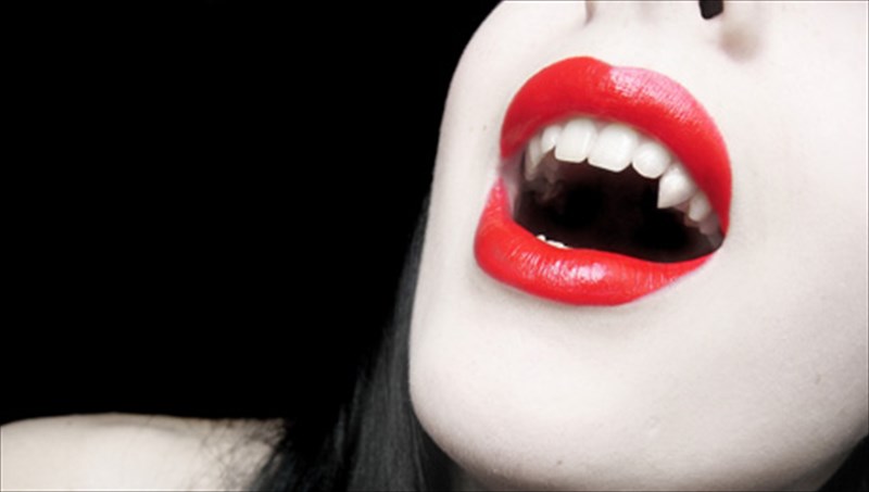 gkigiermo-ntel-toro-kai-tsak-xogkan-grafoun-mazi-ena-bampiriko-epos