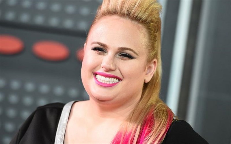 kai-i-rebel-wilson-stin-satira-tou-taika-waititi-rebel-wilson-stin-satira-tou-taika-waititi