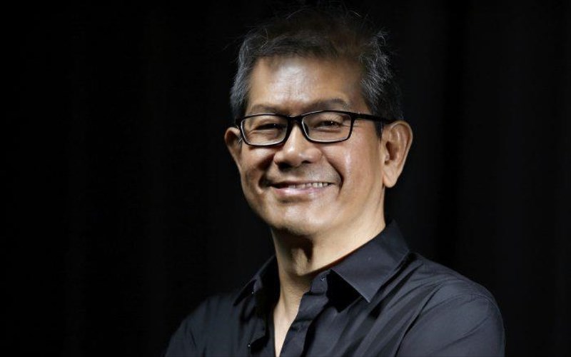 o-theatrikos-suggrafeas-kee-thuan-chye-erxetai-sto-aggelon-bima