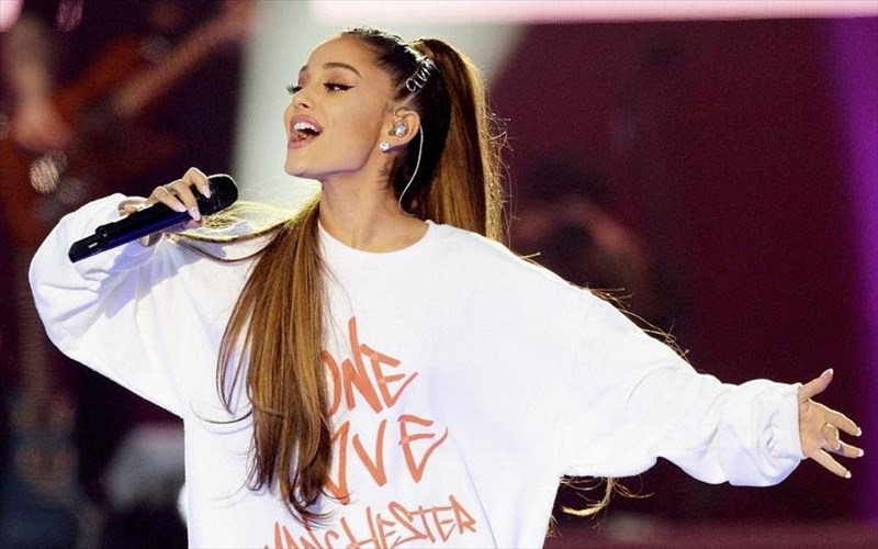 i-ariana-grande-xtupise-ena-tatouaz-gia-ta-thumata-tou-mantsester