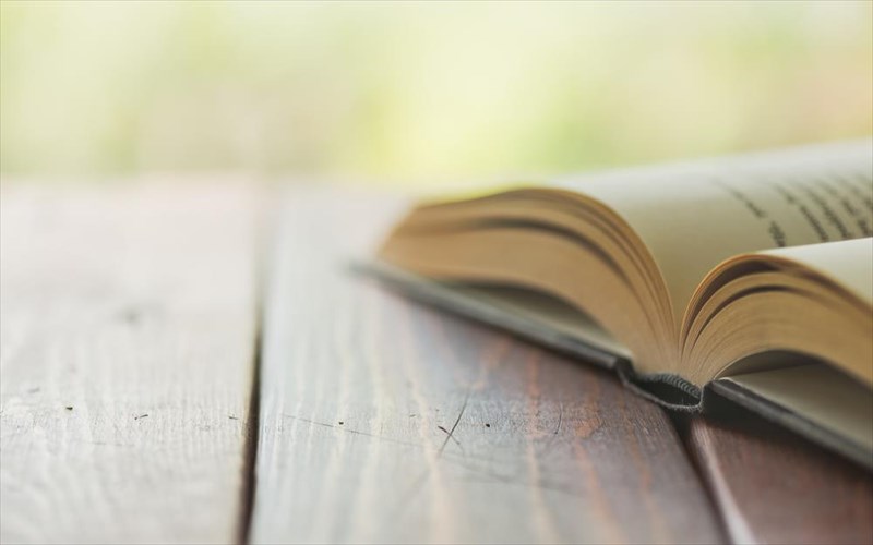 treis-meres-ena-bazaar-polla-biblia-apo-tis-ekdoseis-agra