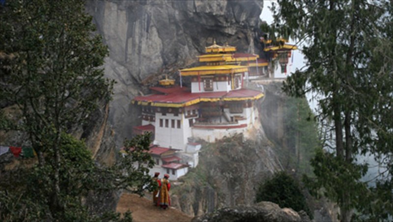 taksidi-se-7-aneggixtes-xores-gia-osous-barethikan-ta-sunithismena