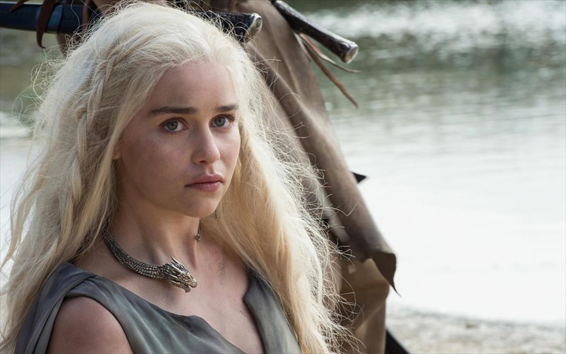 i-emilia-clarke-mila-gia-ta-teleutaia-tis-gurismata-sto-game-of-thrones