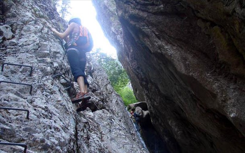 kalokairini-apodrasi-olo-drasi-sto-karpenisi-me-tous-active-sundays