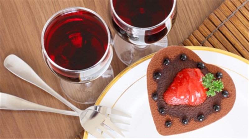 sokolata-me-krasi-mathete-na-ta-sunduazete