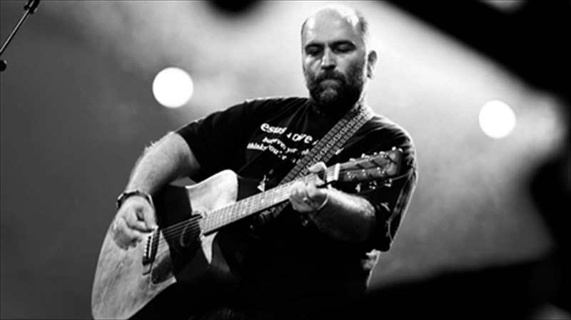 o-mpampis-stokas-kanei-egkainia-se-mia-nea-mousiki-skini