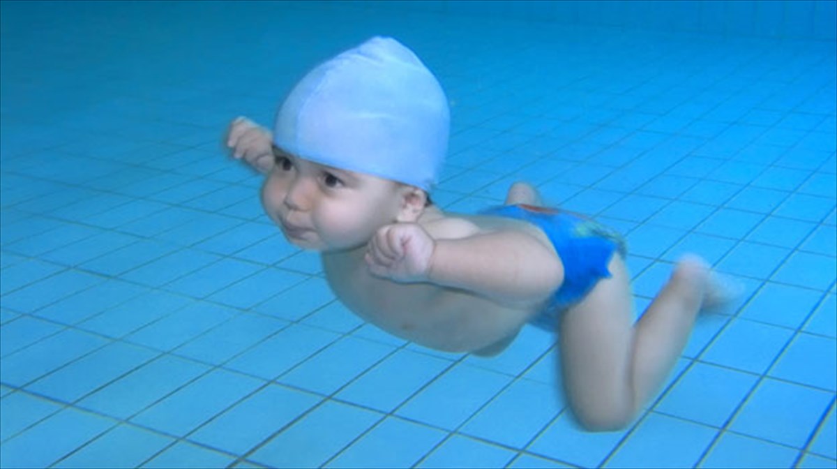 baby-swimming-mpompires-stin-pisina